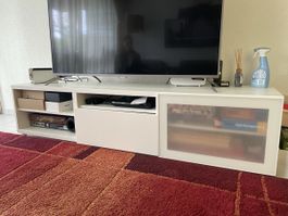 Weisses TV-Möbel mit viel Stauraum für dein Wohnzimmer