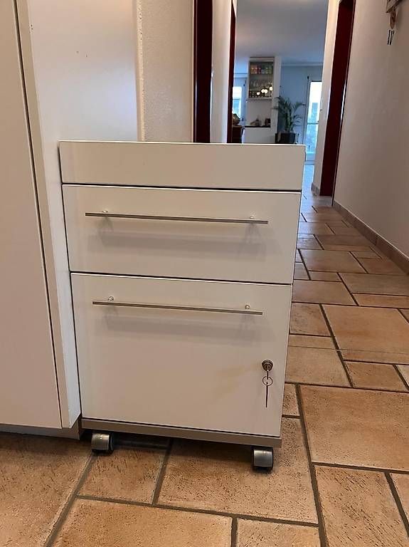 Schreibtische: Schreibtisch Schubladenkorpus – Gebraucht aus Tuggen von bra_jz8v