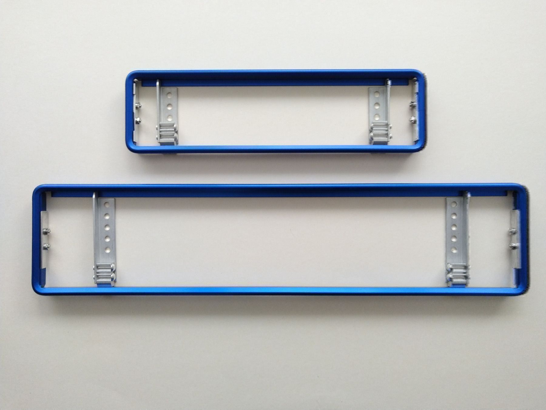 Insegne: Kennzeichenhalter aus Aluminium Blau – Nuovo e nell'imballaggio originale da Chur venduto da Bart88