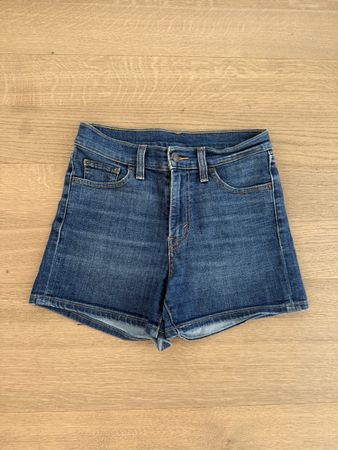 Shorts en jean Levi's taille 26 femme bon état