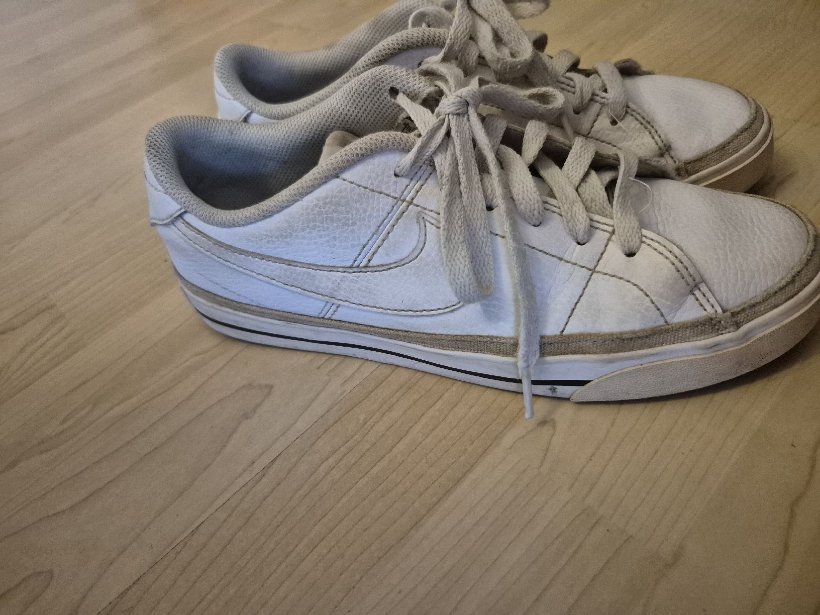 Nike Damenschuhe: Nike Sneakers Grösse 40 – Gebraucht aus Oberweningen von Bumblebee2 1
