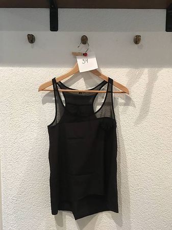 schwarzes Top/T-Shirt