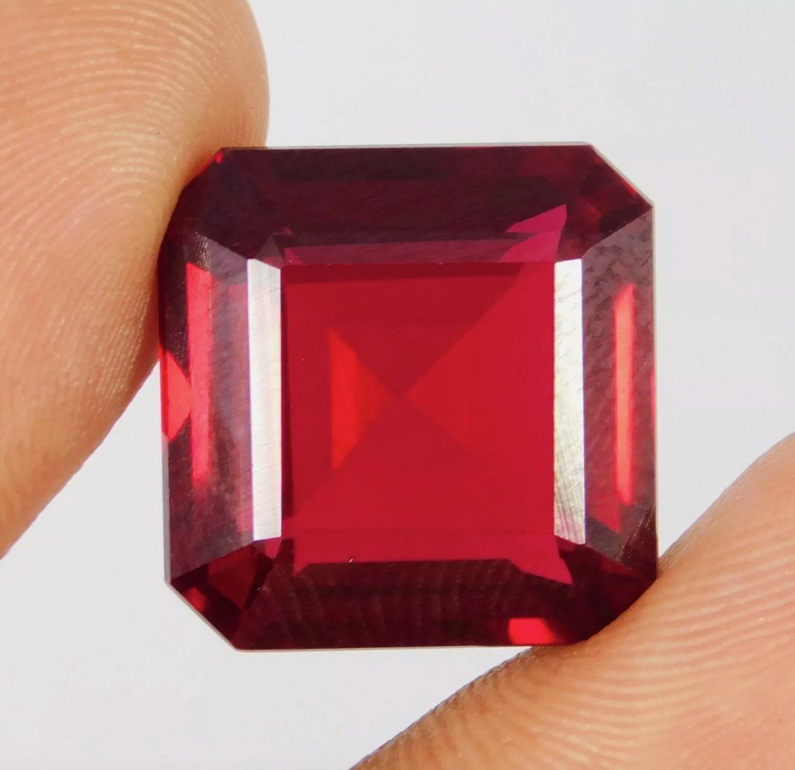 Pietre preziose: Certified 33.40 Ct – Nuovo e nell'imballaggio originale da Genève venduto da AWWA 1