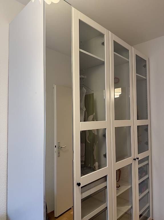 Ikea Armadi: Armoire IKEA PAX blanche, bien équipée – Usato da Carouge GE venduto da Stomp 3