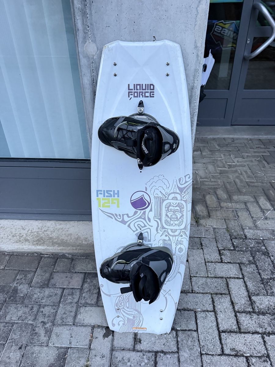 Surfboards & Schwimmbrette: Wakeboard Liquid Force Fish 127 mit Bindung Murray 9 – Gebraucht aus Mollis von Glarnerland