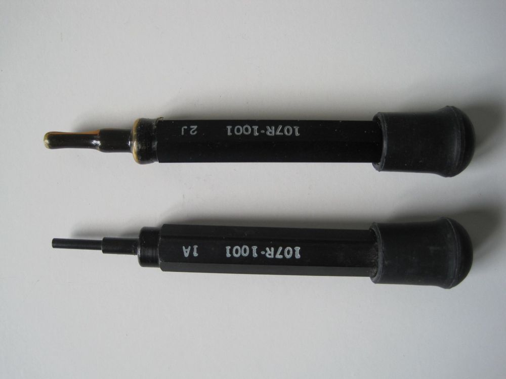 2 Stück Mehrpol-Stecker Tool 107R-1001 (Gebraucht) in Dietwil für CHF 5 ...