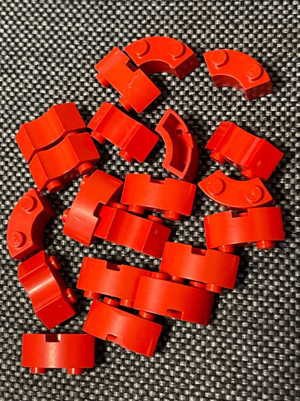 Lego Spielzeuge: Lego - 20  rote bogen steine makaroni Steine – Gebraucht aus Gelterkinden von cobra0110
