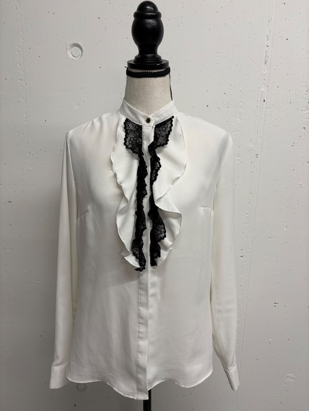 Camicette: Mohito Bluse Weiss mit Spitze Gr. 36/38 Rüschen – Nuovo (secondo la descrizione) da Regensdorf venduto da secondchancefashion