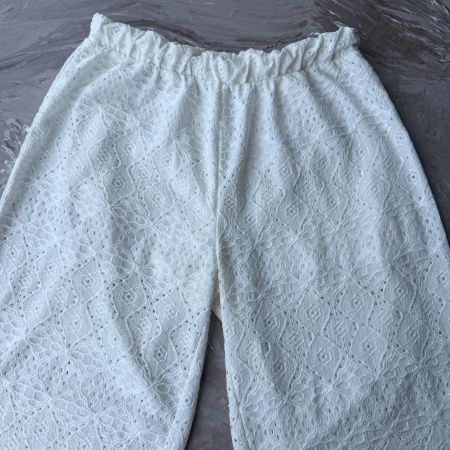 Pantalon en Dentelle Couleur Écru avec Doublure Intégrée