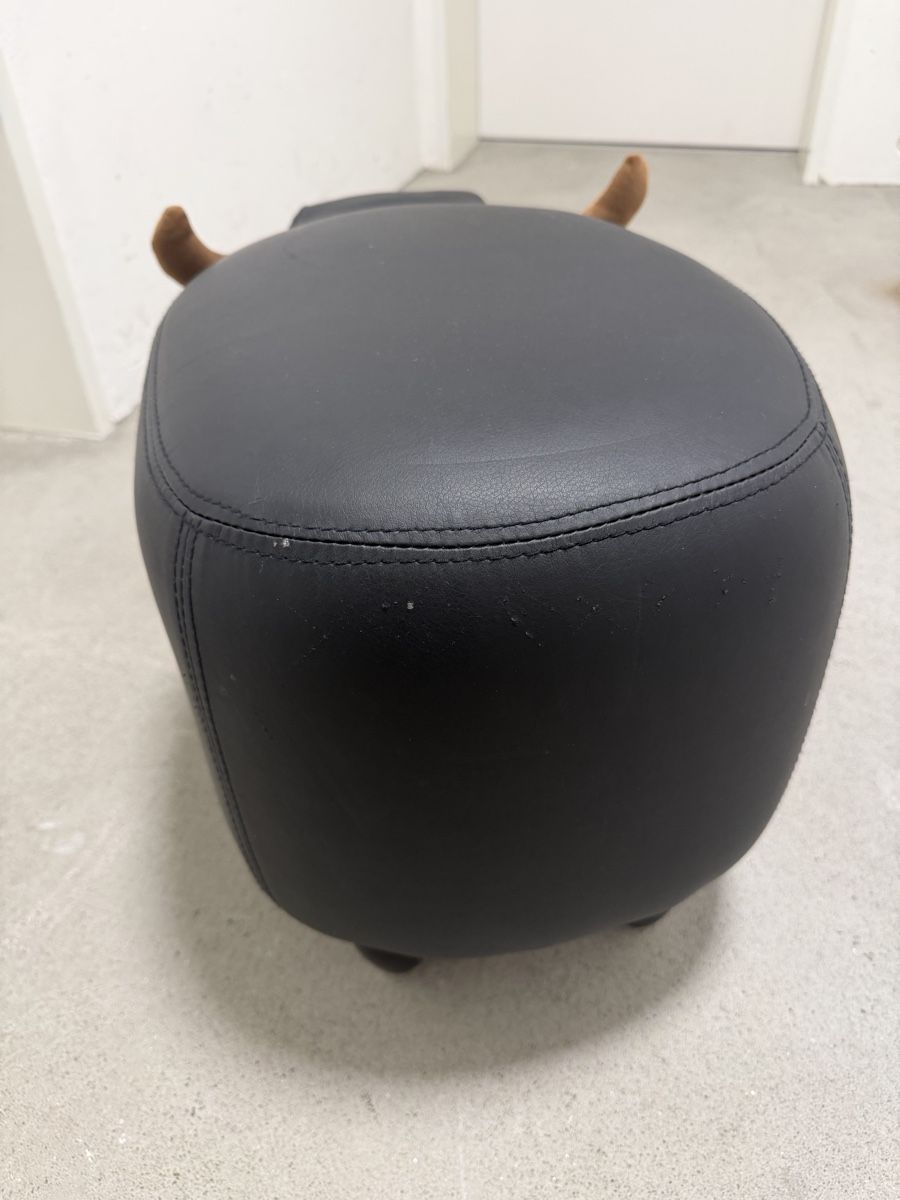 Sgabelli: Kinderhocker Stier schwarz Lederoptik – Usato da Laufen venduto da le-noumi 3