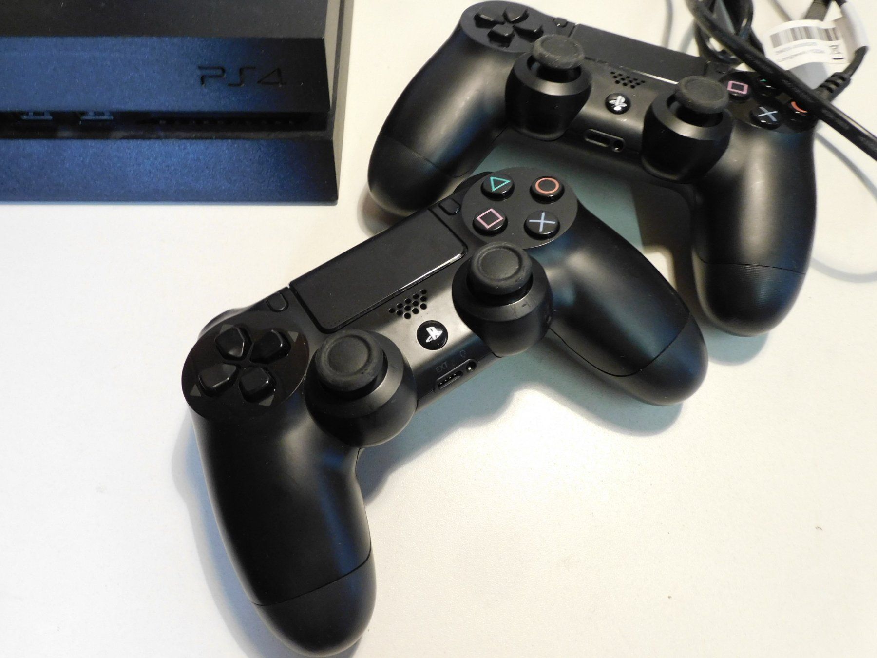 Sony Konsolen: PS 4 Konsole 2 Controller u 5 Spiele PS 4  funktioniert – Gebraucht aus Sursee von 76 4