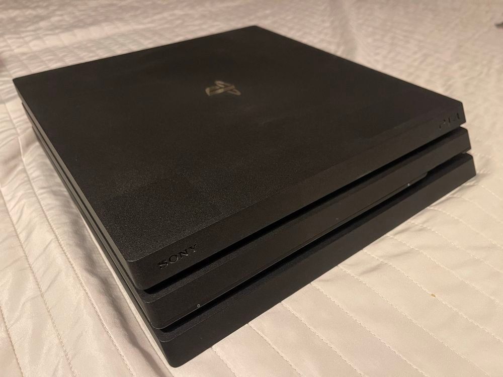 Sony Console: Playstation 4 Pro + 3 Games + Thrustmaster T80 – Usato da Estavayer-le-Lac venduto da zajarski 2
