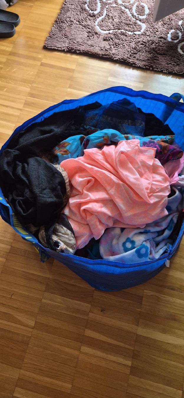 Foulards, Tücher & Schals: Tücher und Schals – Gebraucht aus Unterlunkhofen von domenica.wyler