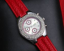 Jolie montre femme SII Seiko Quartz strass, chrono imitation