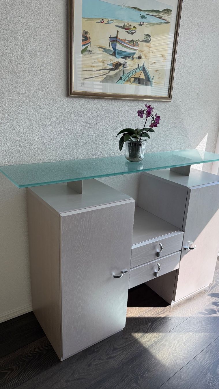 Cassettiere: Sideboard mit Glasplatte, Holz, silbern – Nuovo (secondo la descrizione) da Wilen b. Wollerau venduto da gpanzera 1