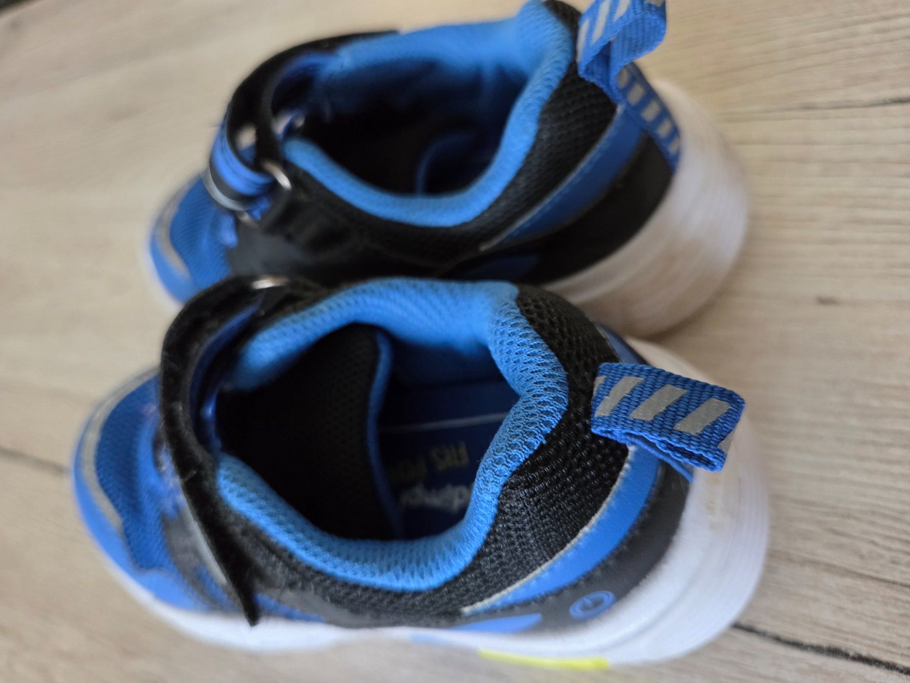 Scarpe per ragazzi: Turnschuhe mit Blinkfunktion gr.26 – Usato da Grossdietwil venduto da GNOM313 2