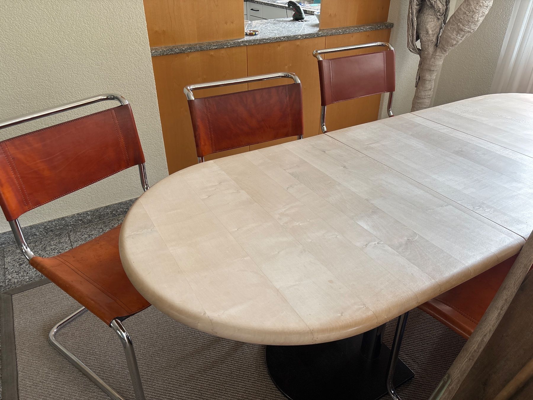 Tische: Schöner Holztisch mit 6 Designerstühlen – Gebraucht aus Rotkreuz von uszn