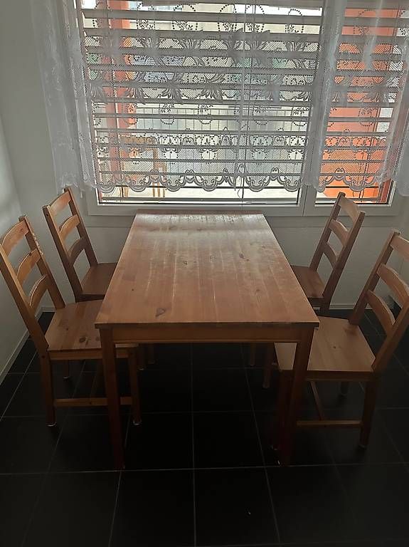 Tavoli: Holz Tisch mit 6 Stuhle – Usato da Buchs AG venduto da jen_x5n6