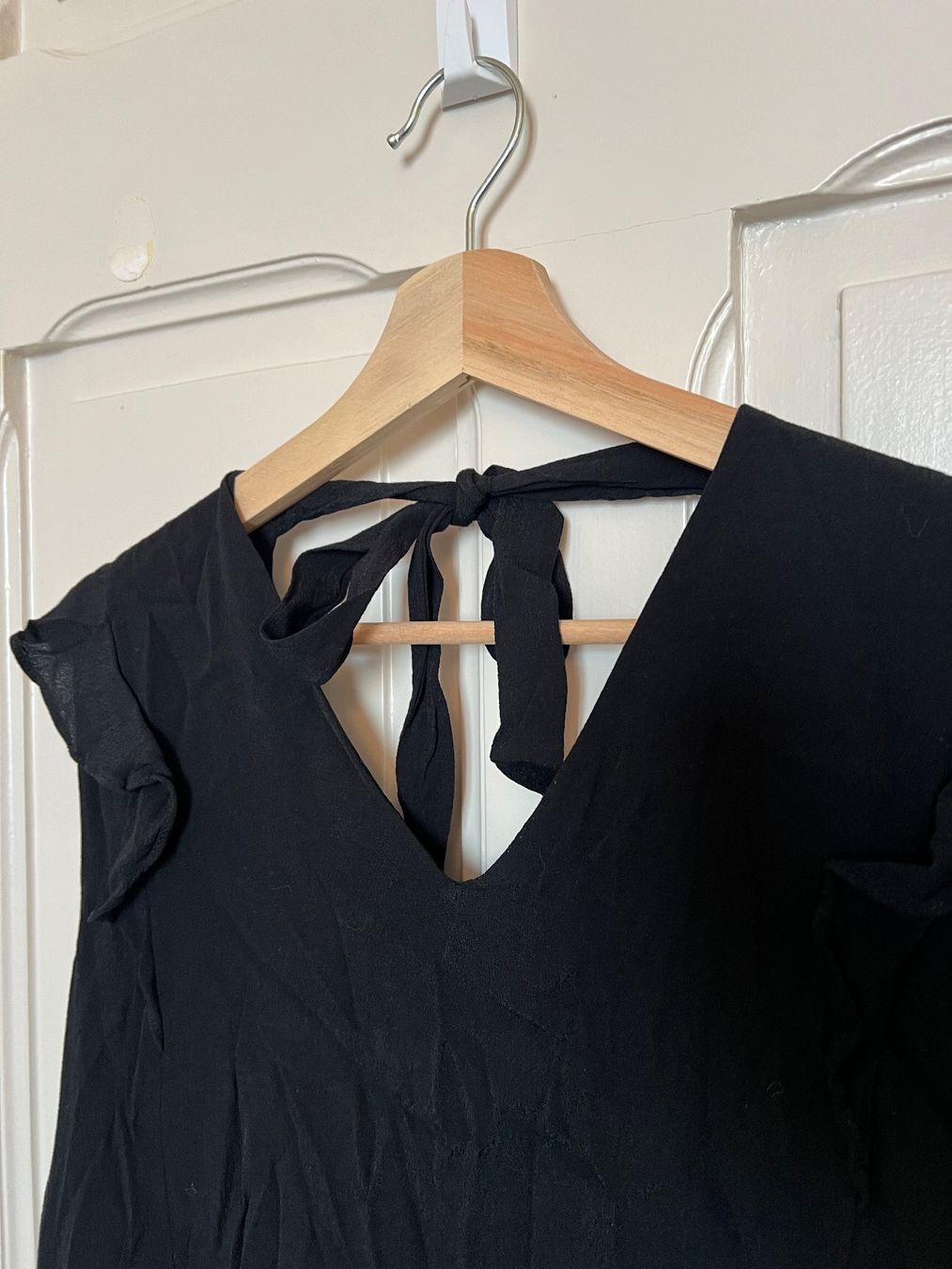 Mango Robes: Robe noire élégante avec volants, Mango – D'occasion à Neuchâtel par Thesebootsaremadeforwalking 1