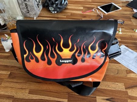 1 Stück Coole Tagger Umhängetasche mit Flammen - Top Zustand