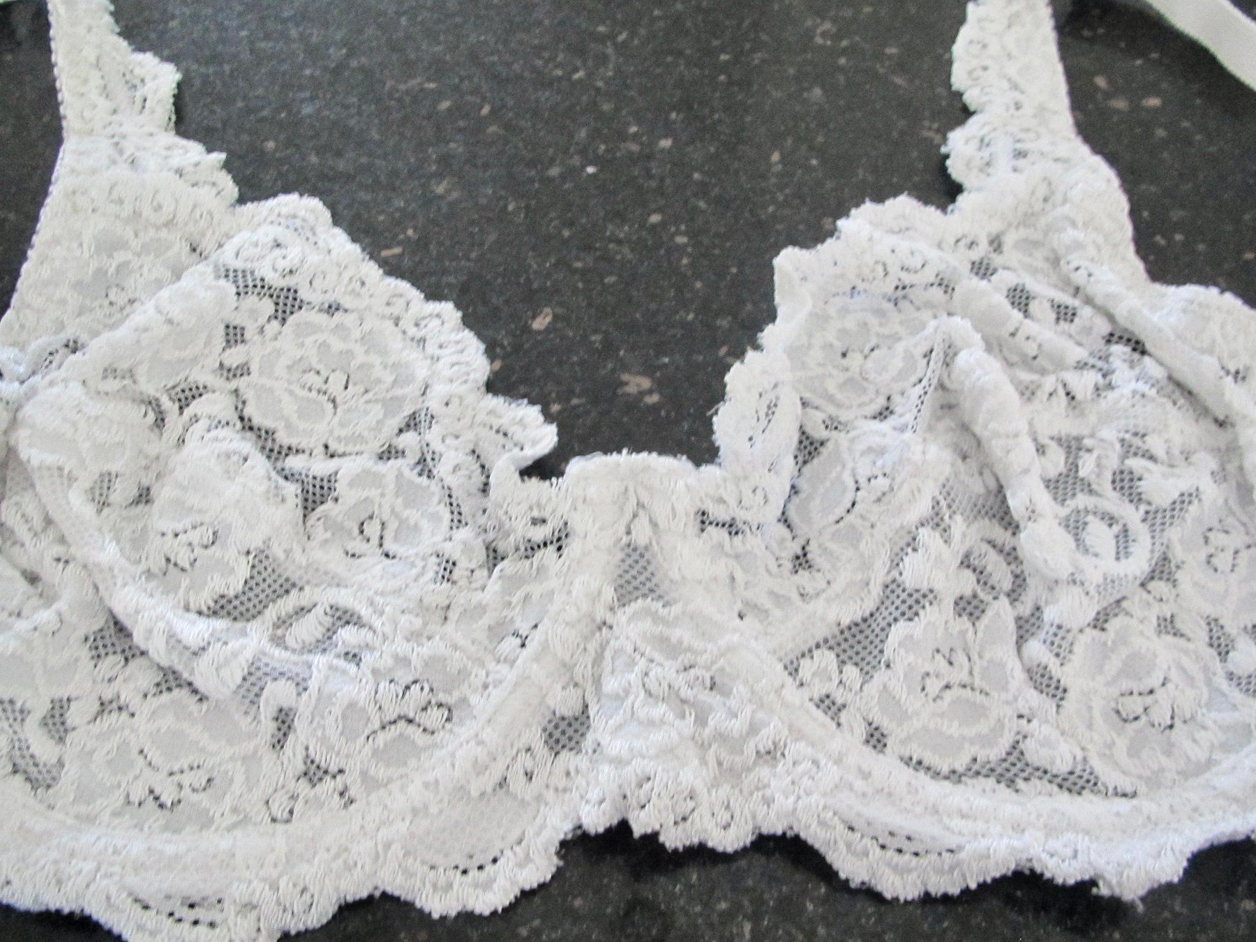 Sonstige Unterwäsche: SOUTIEN - GORGE EN DENTELLES 80 B – Gebraucht aus Murten von Selliot
