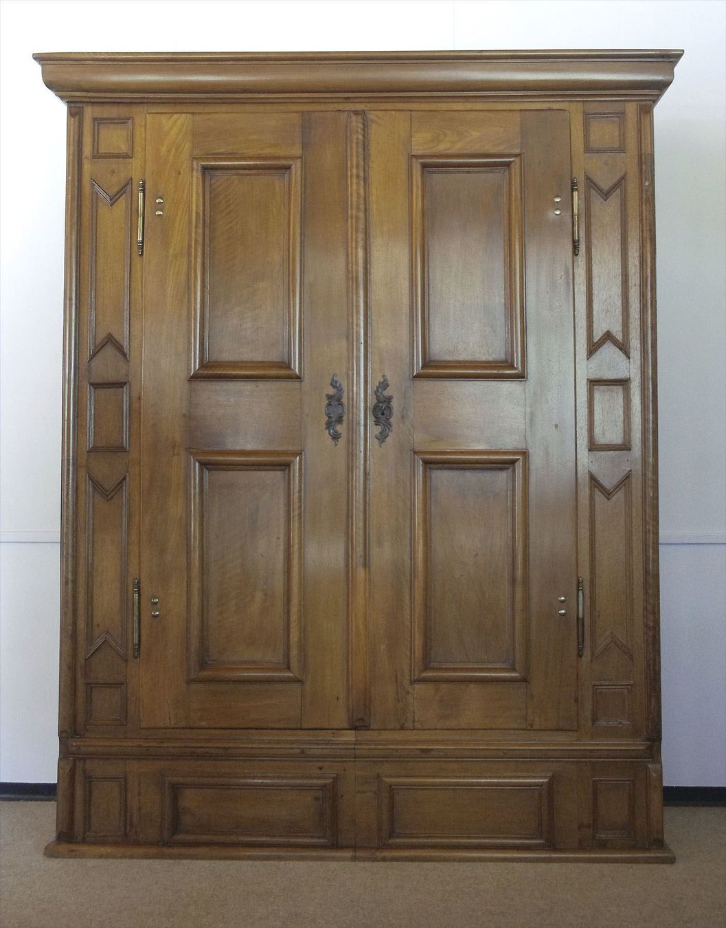 Armadi: prächtiger antiker Flachbarock-Schrank – Usato da Meggen venduto da Trouvaillen
