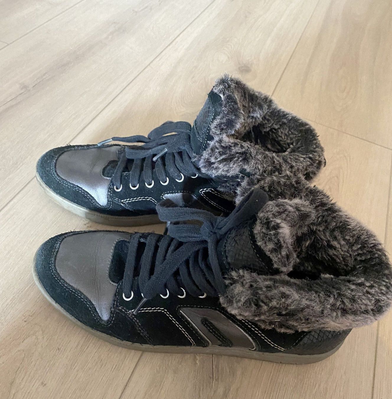 Geox Scarpe da donna: Echt Lederschuhe GEOX  Gr. 41 Fellrand – Usato da Füllinsdorf venduto da Sunnebliemli7 1