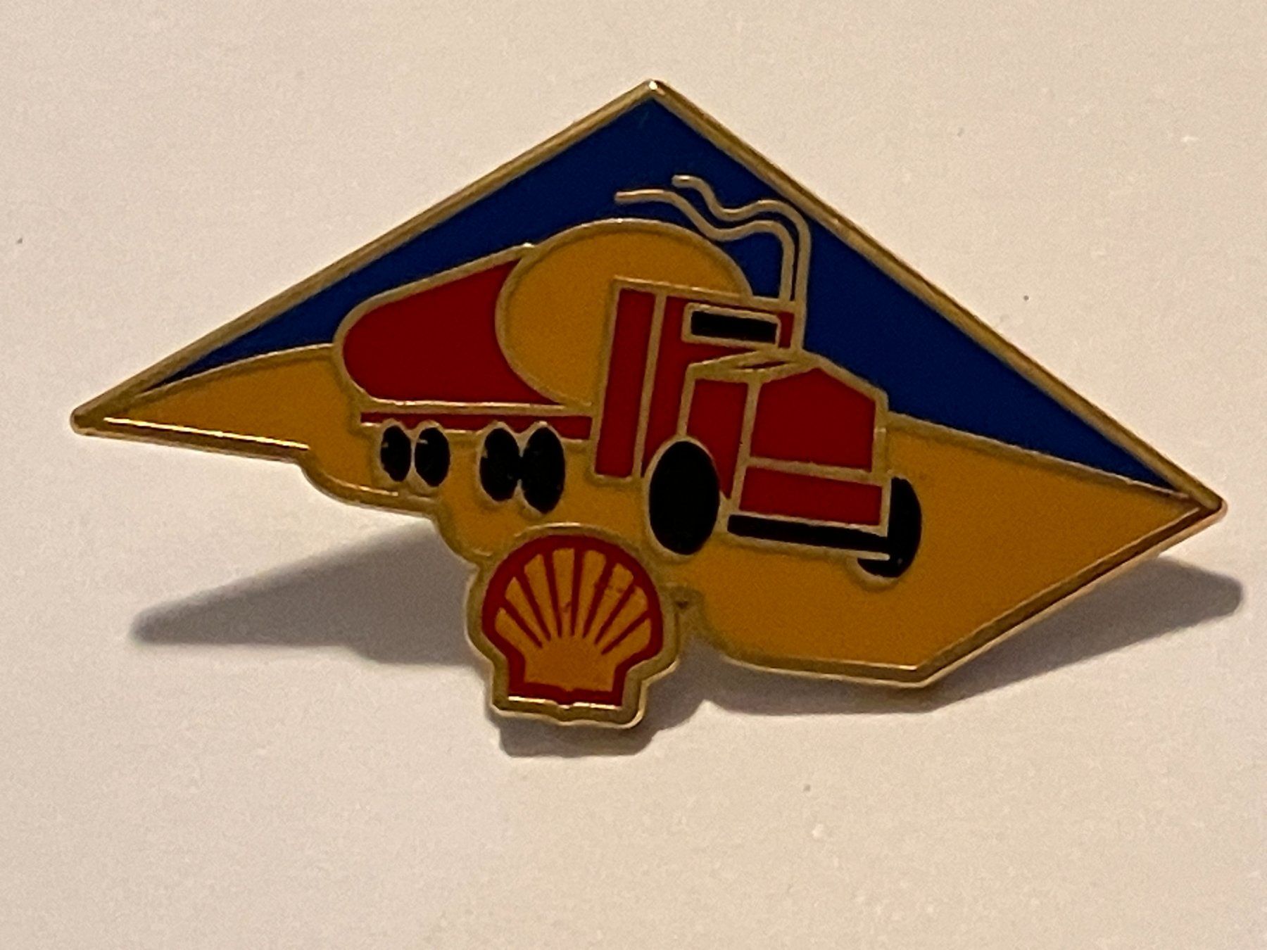 Plaketten & Abzeichen: 1 Pin Shell Tanklastwagen – Gebraucht aus Basel von djwwpp