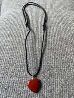 Pendentif cœur en Jaspe Rouge naturel avec cordon noir
