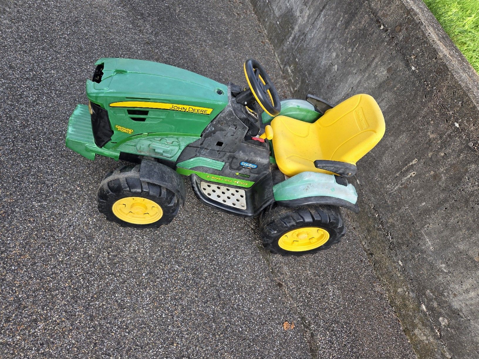 Peg Perego Veicoli per bambini: Peg Perego John Deere Elektrotraktor – Difettoso da Ebnet venduto da Volvo.Power 8