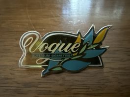 Anstecknadel Vogue Super Slim Cigarettes Metall gebraucht