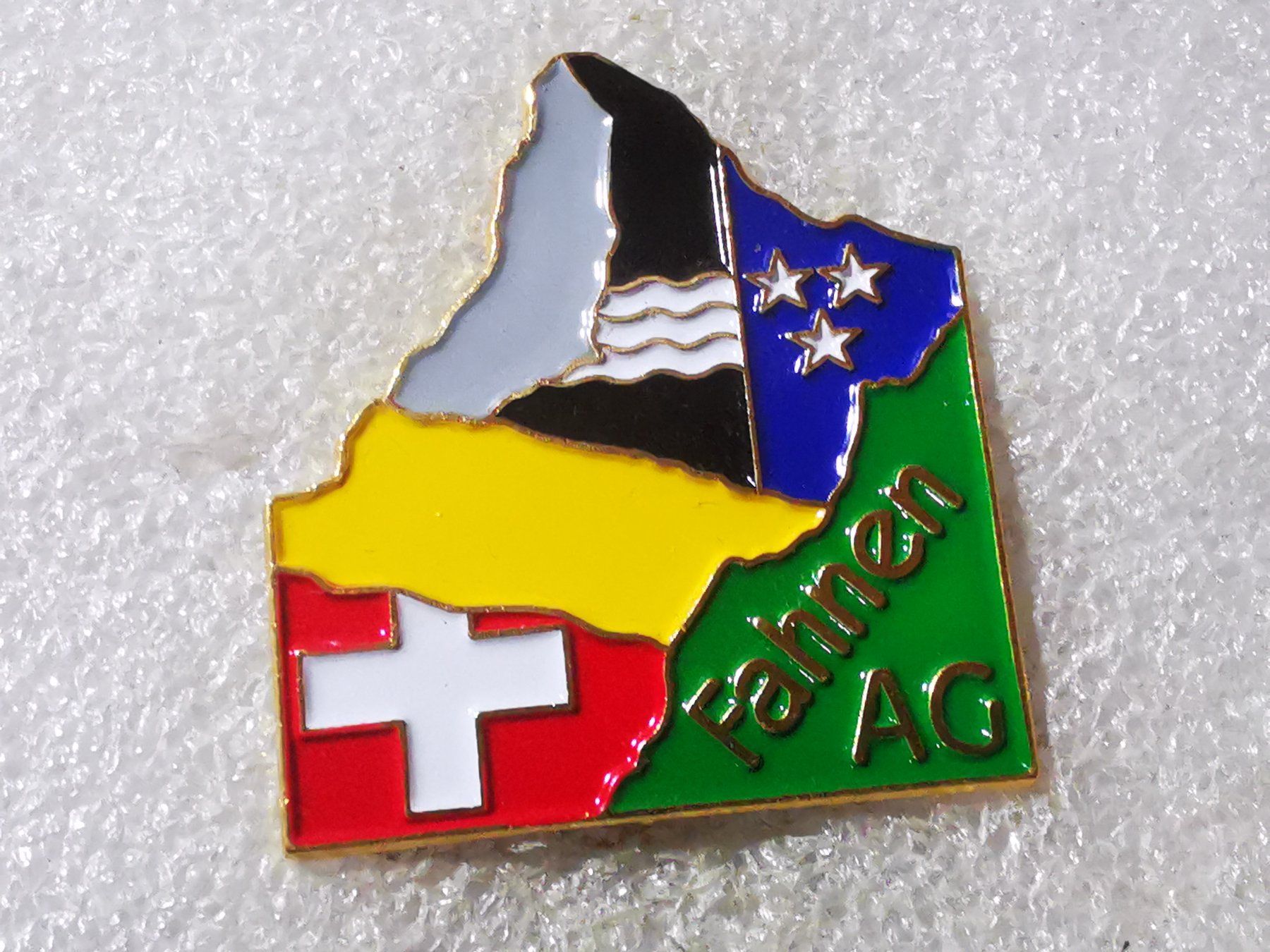 Plaketten & Abzeichen: Ansteckpin 116: Fahnen AG – Gebraucht aus Oppligen von Pin-Fall-Shop
