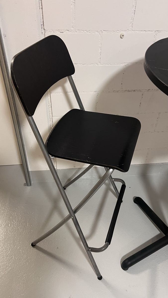 Set di tavolo e panche: IKEA STENSELE Bartisch + 2x FRANKLIN Barhocker – Usato da Emmenbrücke venduto da fab_2kmt 2