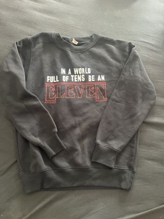 Stranger Things Pullover schwarz Grösse M