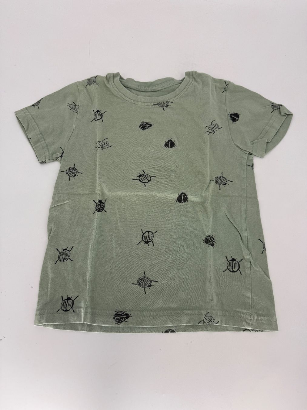 Chemises, T-shirts & Polos: Shirt mit Käfer-Print Gr. 110 von Primark – D'occasion à Auenstein par moin.