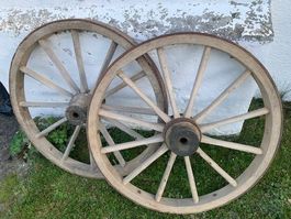 2 alte, gleichgrosse Wagenräder