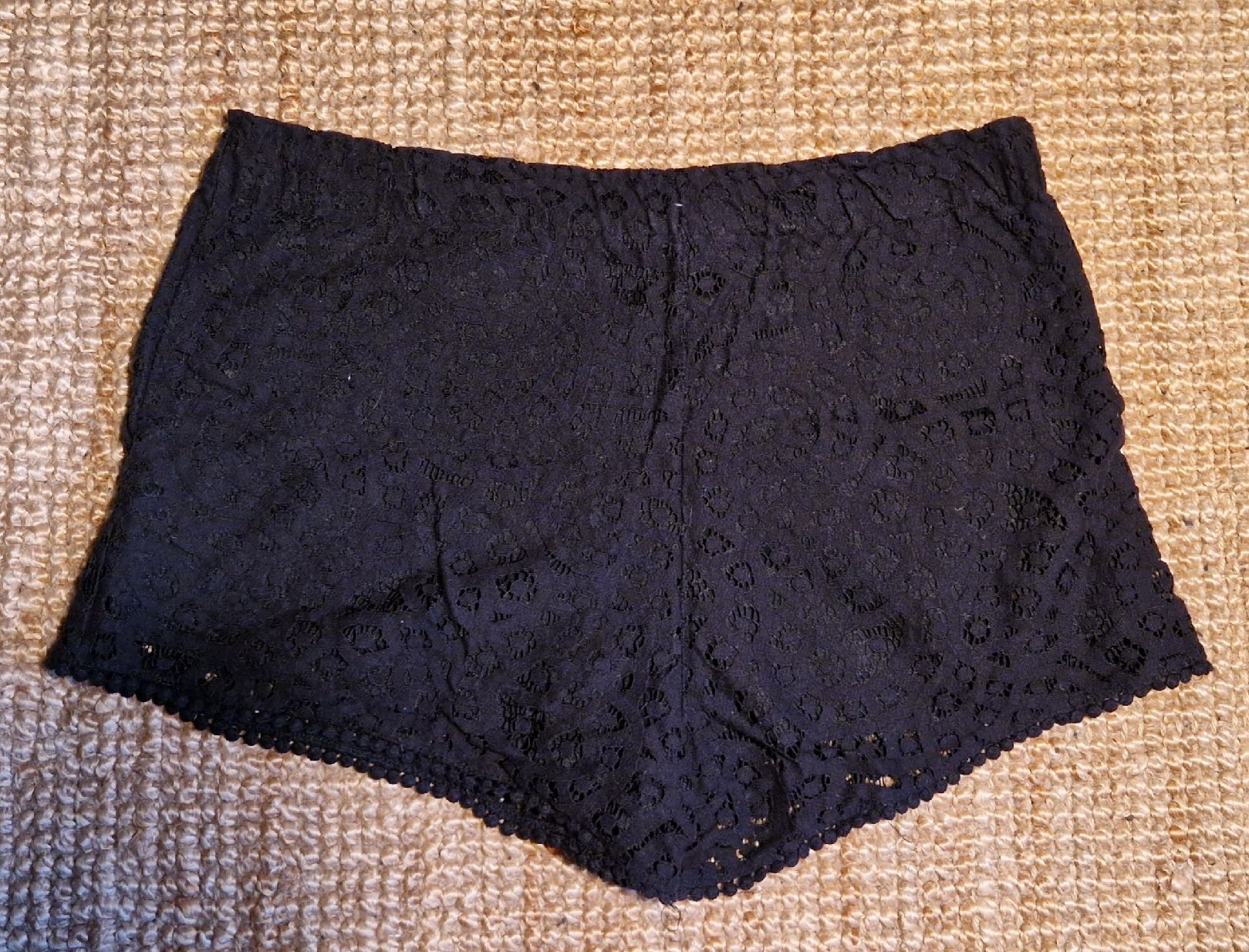 H&M Pantaloni: Schwarze Spitzen-Shorts Gr. 36 – Usato da Andermatt venduto da nin_ks9v 1