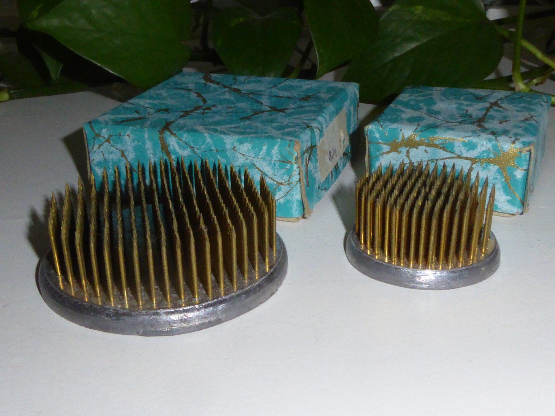 Tutte le decorazioni: 2 Blumenstecker Ikebana Blumenigel mit Boxen OVP – Usato da Burgdorf venduto da Zimpu10