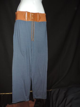 pantalon bleu souple ceinture camel