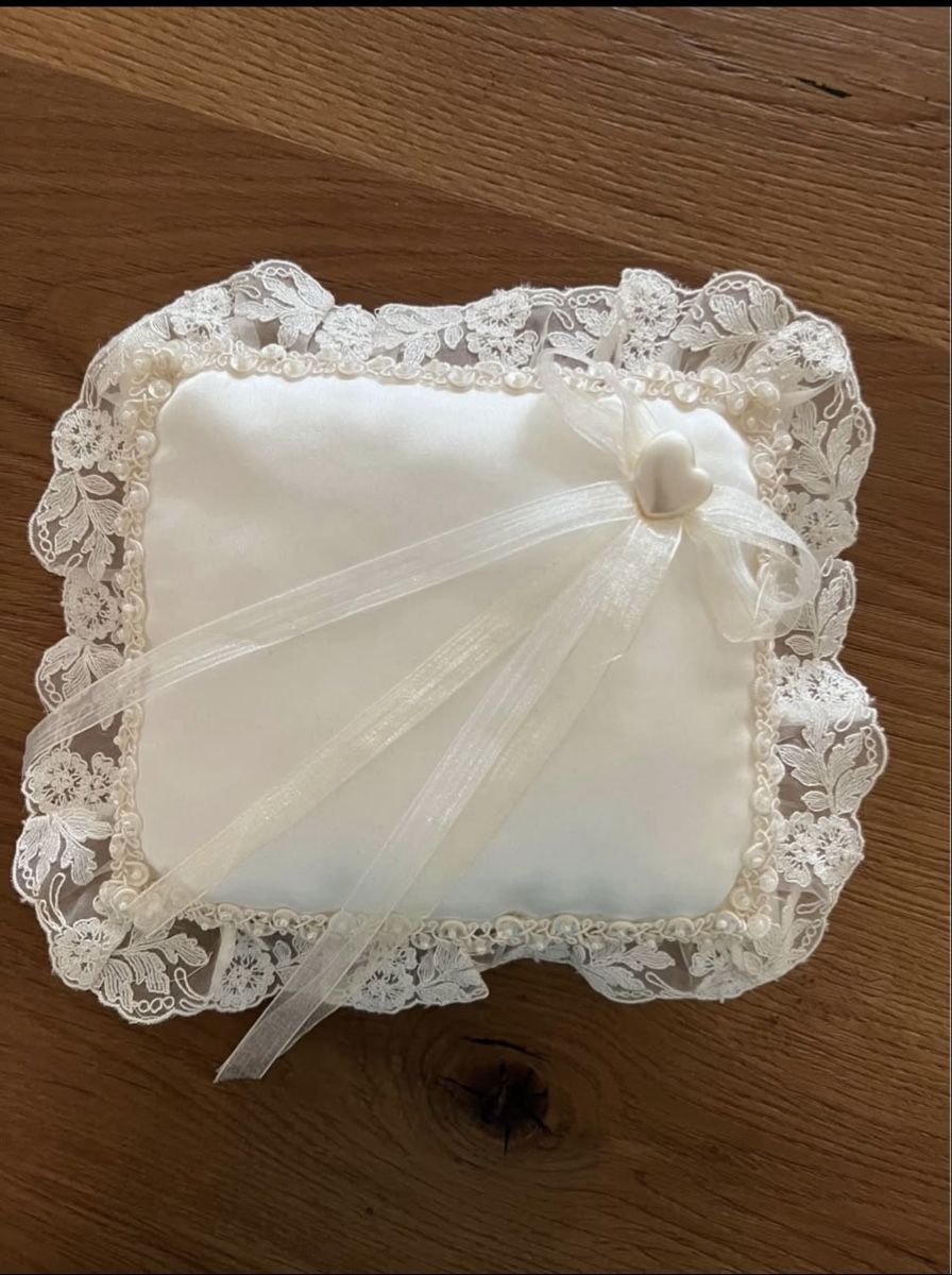 Kissen: Romantisches Ringkissen Hochzeit Spitze Perlen – Gebraucht aus Luzern von suhamadlun