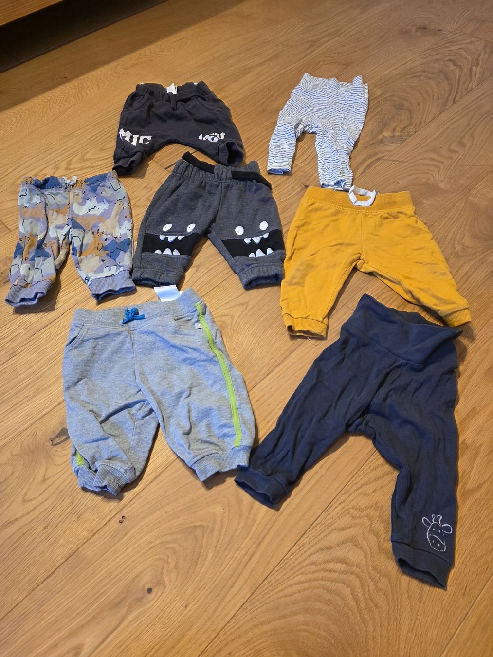 Pantaloni: Jungen Jogginghosen gr 68 – Usato da Eschenz venduto da Carmenr93 3