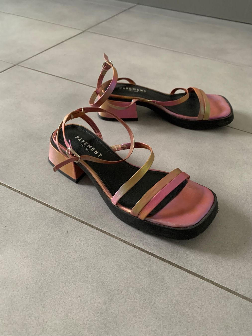 Scarpe da donna: Sandales en cuir irisé Pavement – Usato da Genève venduto da rez_c6c6 1
