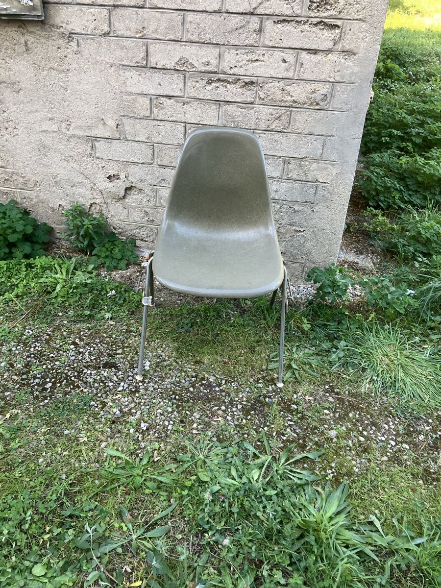 Eames Chaises: Chaise Eames – D'occasion à fribourg par Retroverso