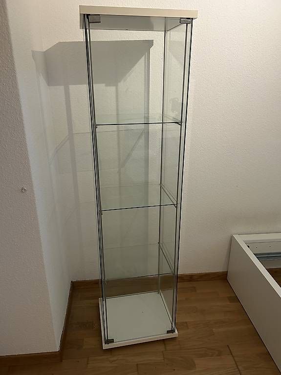 Ikea Vitrines: IKEA DETOLF Glasvitrine in Weiss – D'occasion à Bachs par jok_8p6r