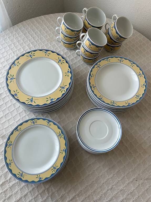 Set di piatti: Vintage Essgeschirr Set 53 Teile – Usato da Bütschwil venduto da Mariia_Ch221