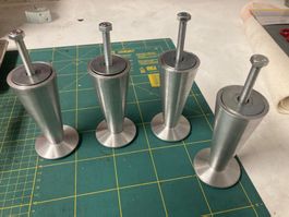 Lot de 4 pieds de meuble design en métal argenté