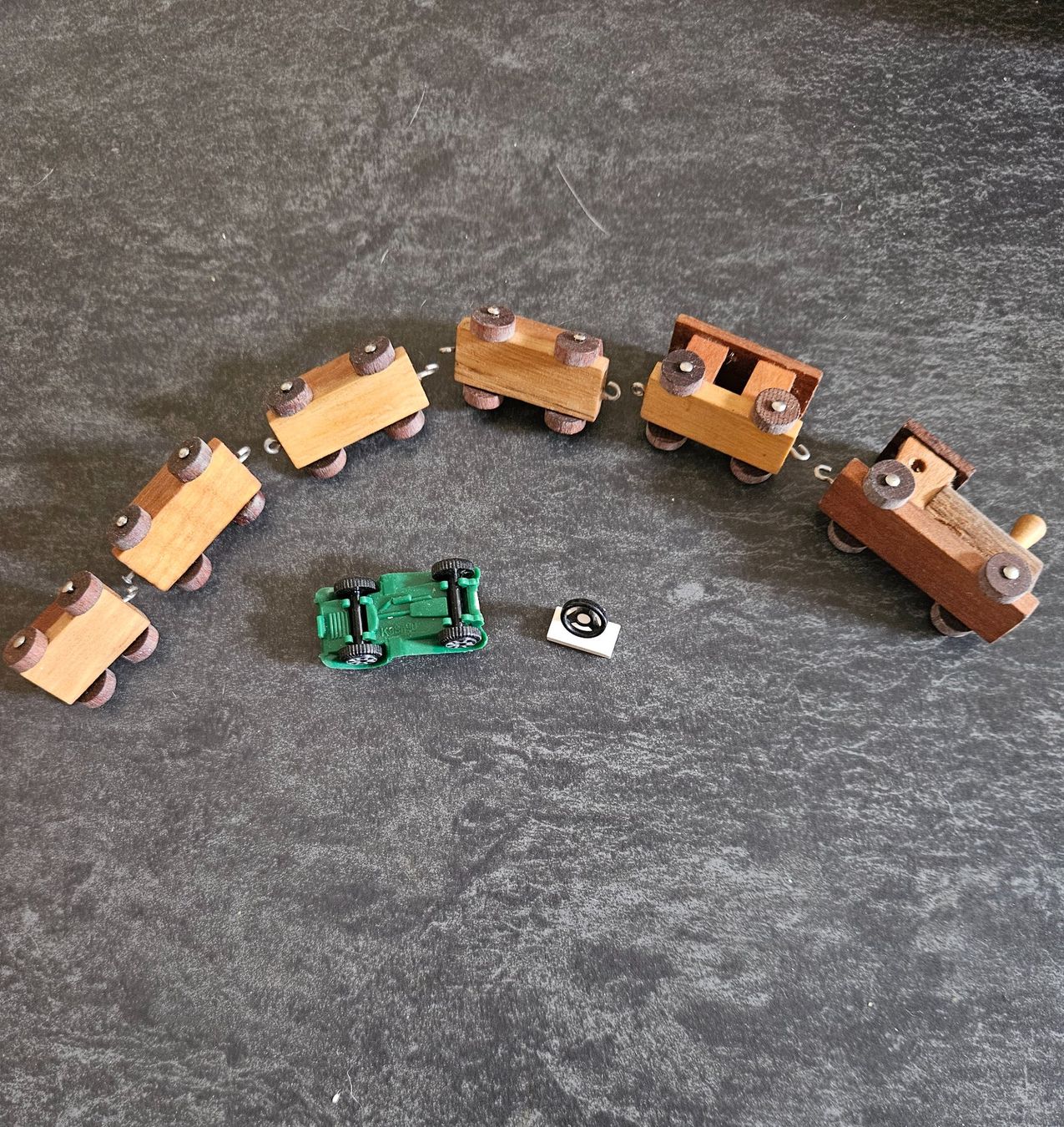 Giocattoli: Holzzug mit Wagen, Oldtimer dazu – Usato da Luzern venduto da FamilieCaGi