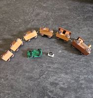 Holzzug mit Wagen, Oldtimer dazu