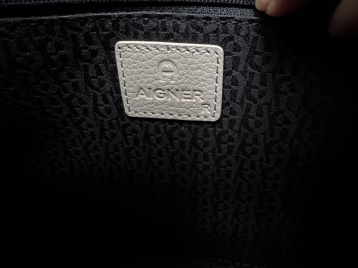 Aigner Borse da donna: Neue Agner Handtasche Beige Modell Pina – Nuovo e nell'imballaggio originale da Aesch BL venduto da comven 8