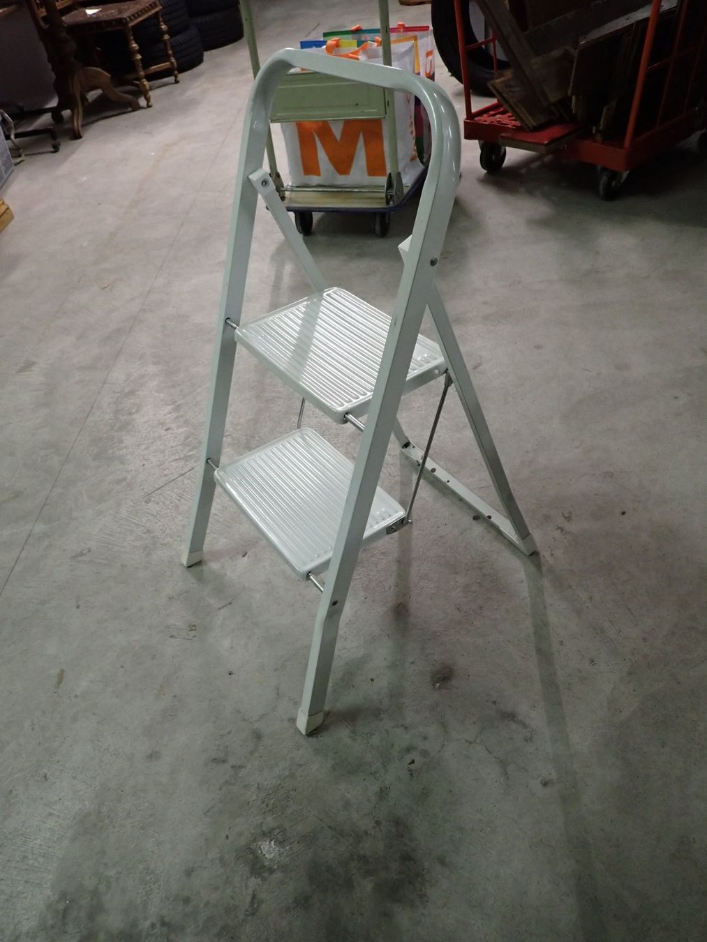 Scale: 2 Stufen Tritt aus Metall – Usato da Wallisellen venduto da Mf1000
